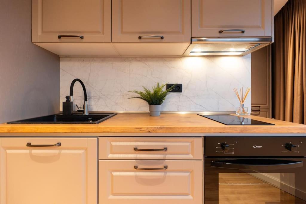 Nest Inn Azure Apartment Cluj-Napoca Eksteriør billede